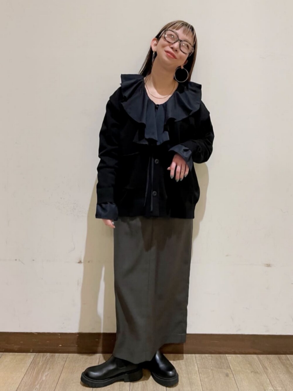 ブラック系のショルダーバッグ、ブラック系のブーツ、ブラック系のシャツ/ブラウスを着用したレディースの冬コーディネートの5枚目の写真