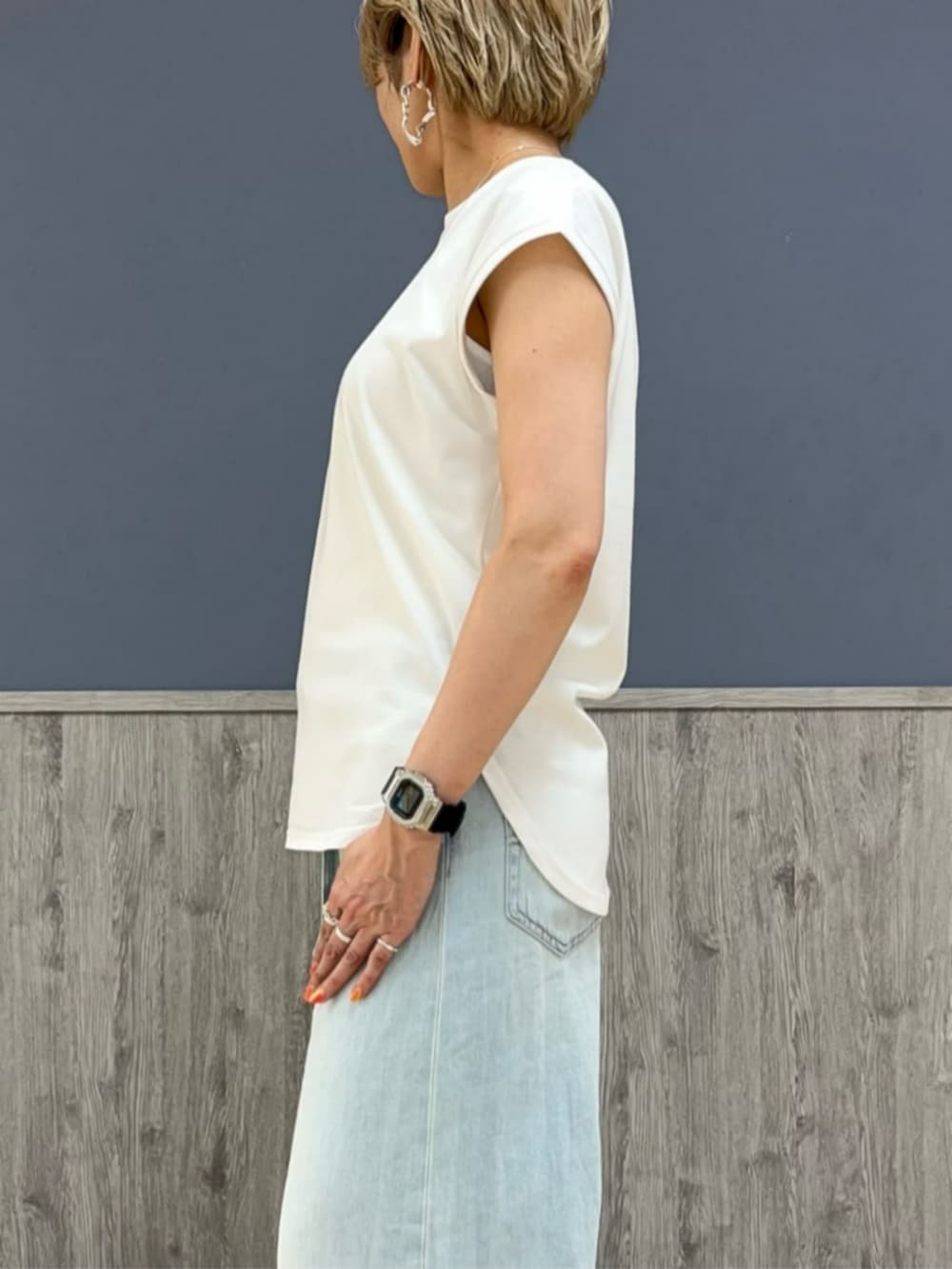 「夏コーデ、ジーンズ、ワイドパンツ、無地T、ブラウス、涼しい、透け感、デニムパンツ、デニム、40代ファッション、お出かけコーデ、Levi's、HONEYSUCKLE ROSE」｜「Right-onの【HONEYSUCKLE ROSE】ＰＵミニショルダー（ショルダーバッグ、シルバー系）」を使った、Rightonさん（レディース・163cm）の夏コーディネートの5枚目の写真