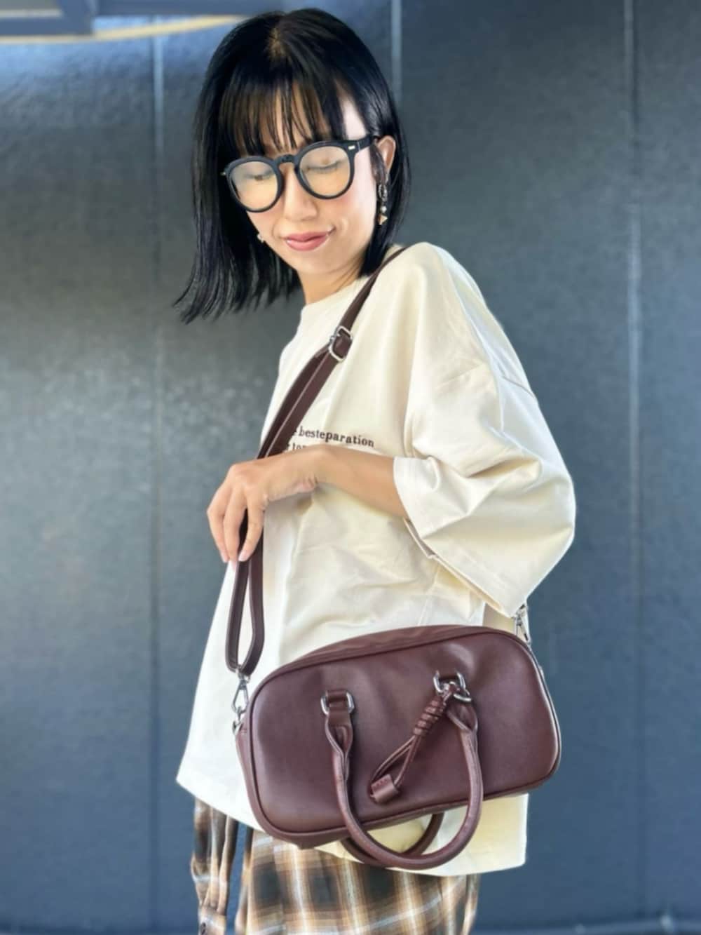 イエロー系のスカート、ホワイト系のTシャツ/カットソー、ブラウン系のシャツ/ブラウスを着用したレディースの秋コーディネートの10枚目の写真