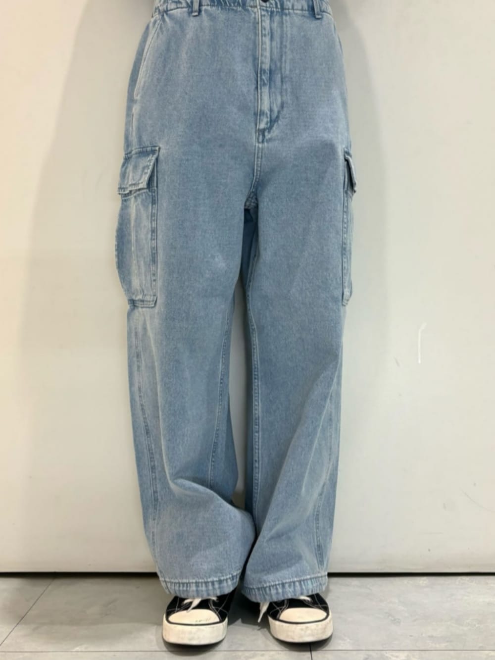 ブルー系のデニムパンツ、ブラック系のシャツ/ブラウス、グレー系のTシャツ/カットソーを着用したメンズの春コーディネートの9枚目の写真