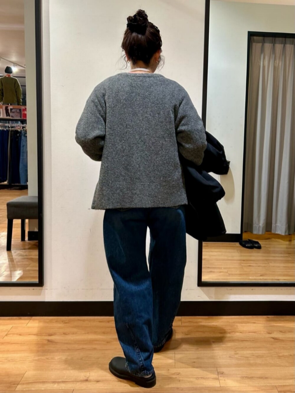 グレー系のカーディガン/ボレロ、ピンク系のスウェット、ブルー系のデニムパンツを着用したレディースの冬コーディネートの3枚目の写真