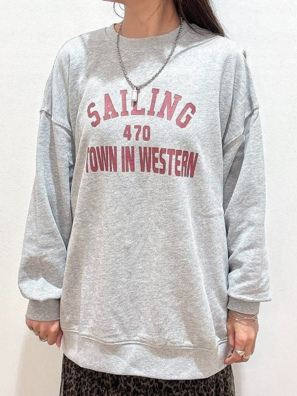 グレー系のスウェット、ブラウン系のスカート、ブラック系のTシャツ/カットソーを着用したレディースの秋コーディネートの7枚目の写真