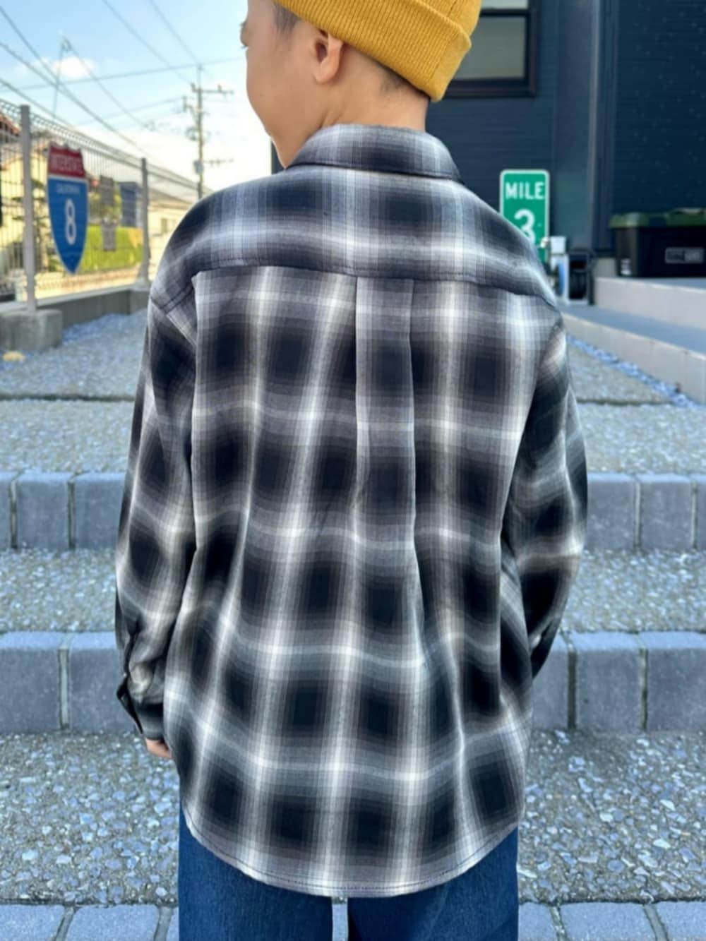 ブラック系のシャツ/ブラウス、ホワイト系のTシャツ/カットソー、グリーン系のスウェットを着用したキッズの冬コーディネートの7枚目の写真