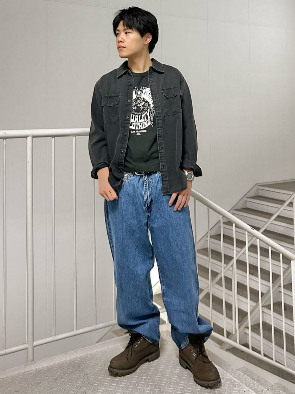 「羽織り、ジーンズ、ビッグシルエット、カジュアル、Tシャツ、プリントT」｜「Levi'sの【Levi's】40mm ASHW ハトメベルト（ベルト、ブラック系）」を使った、Rightonさん（メンズ・175cm）の夏コーディネートの2枚目の写真