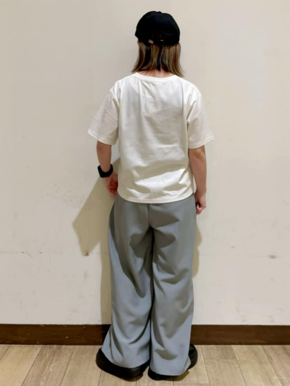 ブラック系のサンダル、ブラック系のシャツ/ブラウス、ホワイト系のTシャツ/カットソーを着用したレディースの夏コーディネートの9枚目の写真