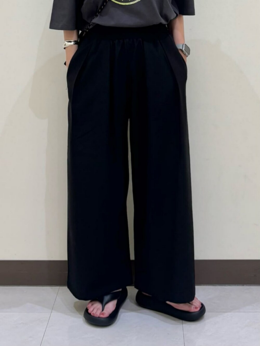 ブラック系のその他パンツ、その他のTシャツ/カットソー、グレー系のキャップを着用したレディースの夏コーディネートの6枚目の写真