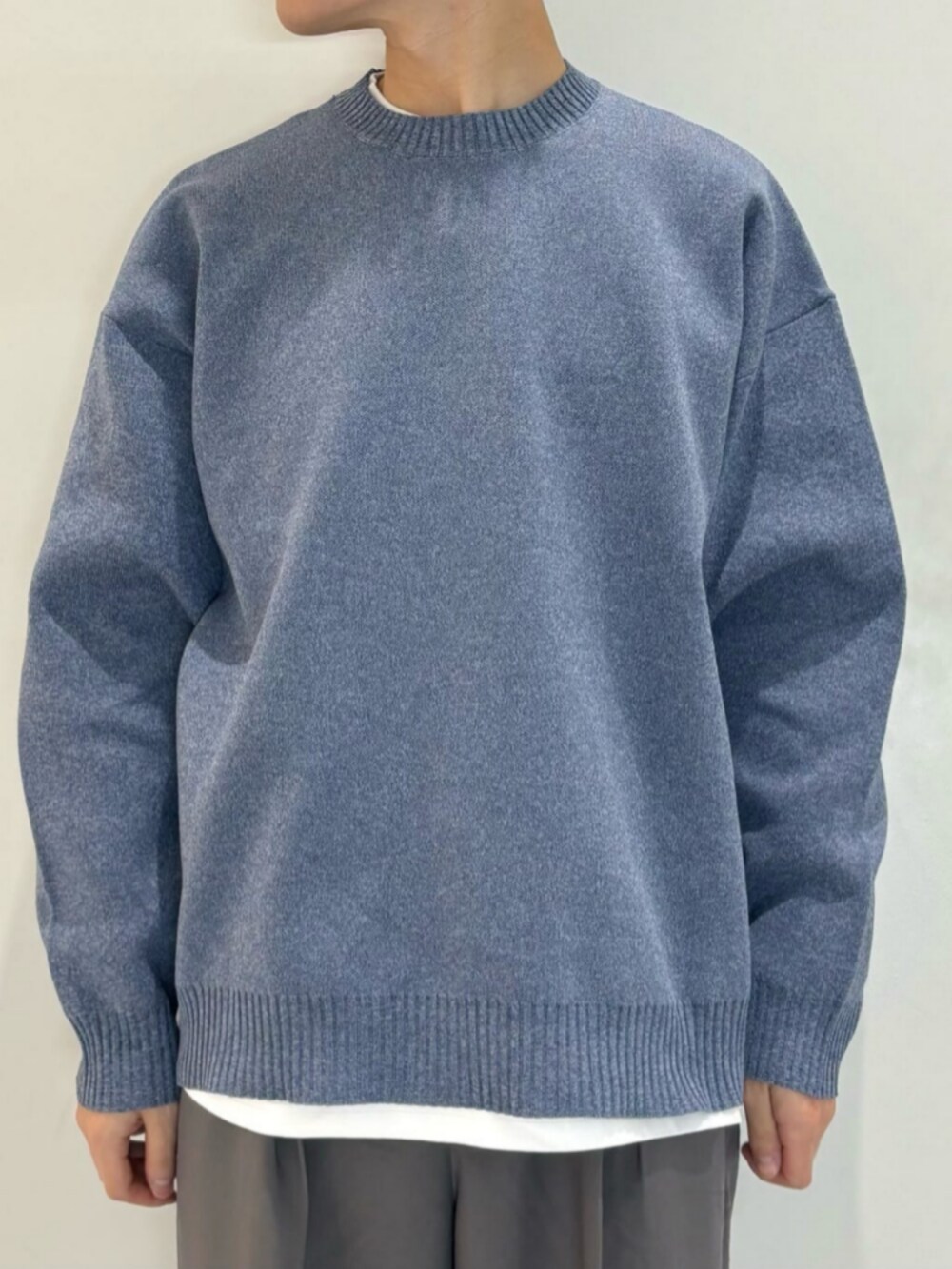 ブラック系のショルダーバッグ、グレー系のその他パンツ、ホワイト系のTシャツ/カットソーを着用したメンズの冬コーディネートの8枚目の写真