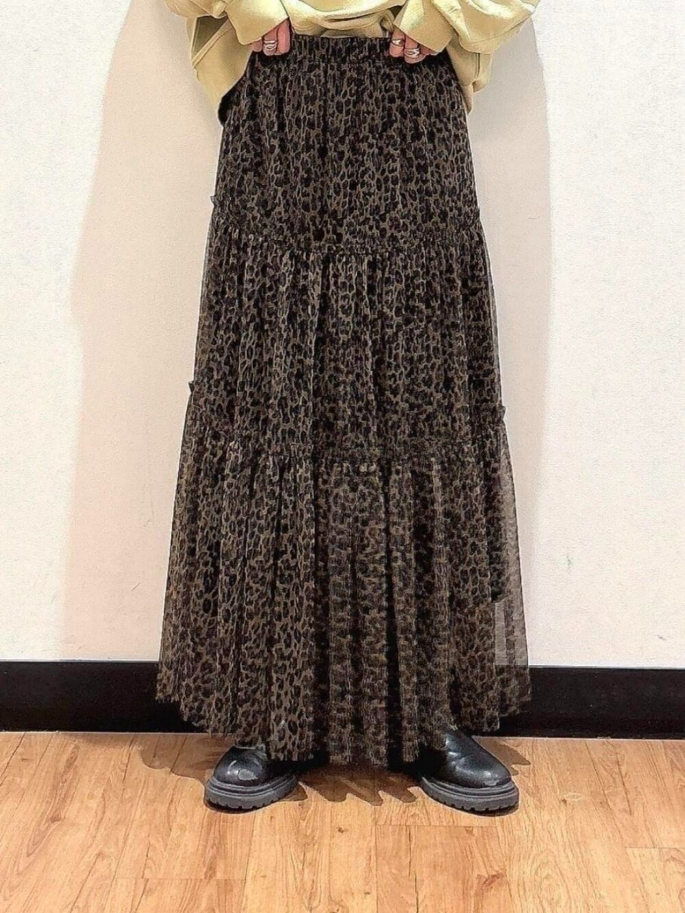 グレー系のスウェット、ブラウン系のスカート、ブラック系のTシャツ/カットソーを着用したレディースの秋コーディネートの9枚目の写真