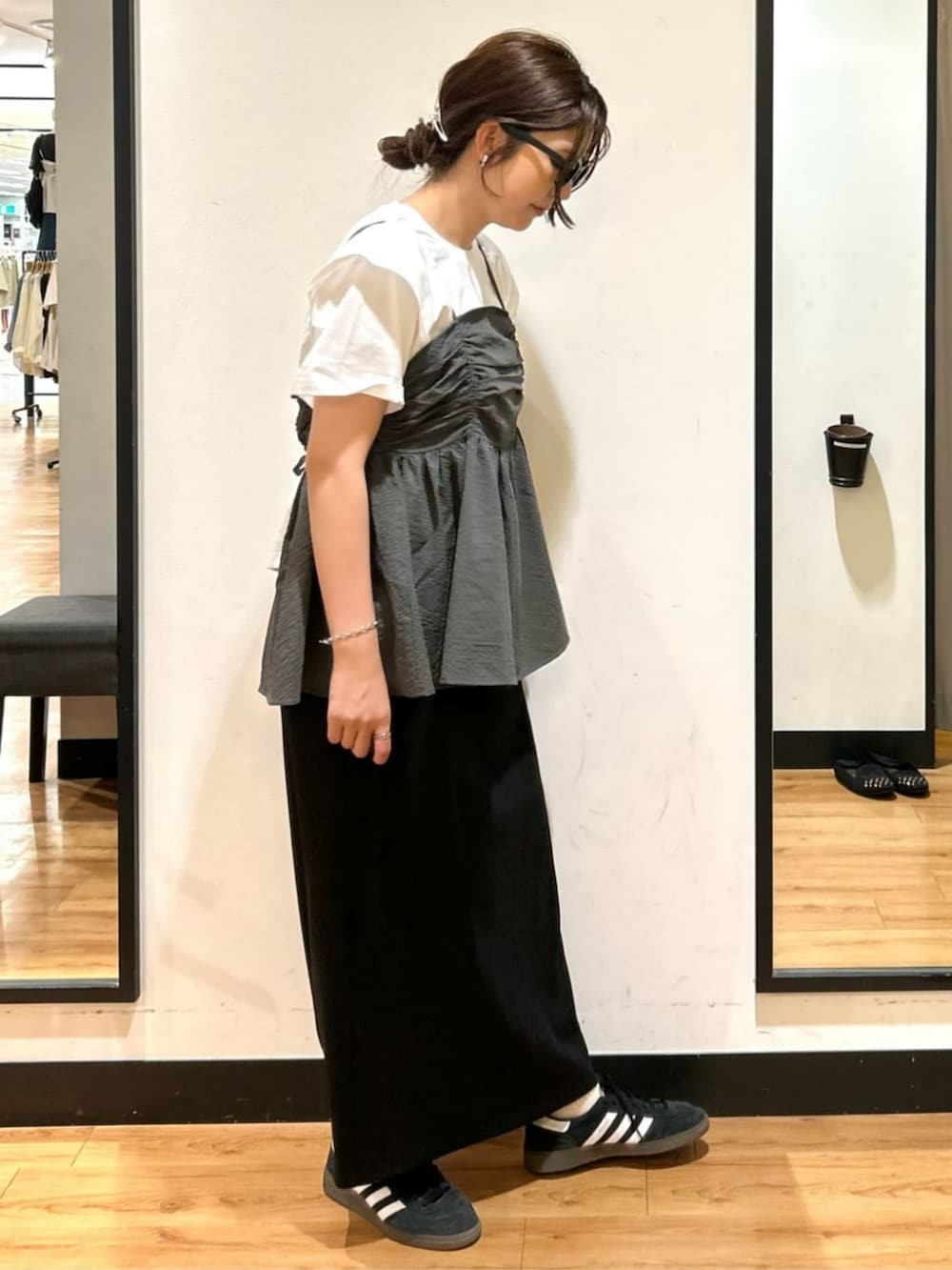 「夏コーデ、スカート、Tシャツ、ゆったり、楽チンコーデ、高身長女子、骨格ウェーブ、30代コーデ、40代コーデ、ママコーデ、おしりが隠れる、体型カバー」｜「Right-onの【HONEYSUCKLE ROSE】リブタイトスカート（スカート、ブラック系）」を使った、Rightonさん（骨格ウェーブ・レディース・166cm）の夏コーディネートの2枚目の写真