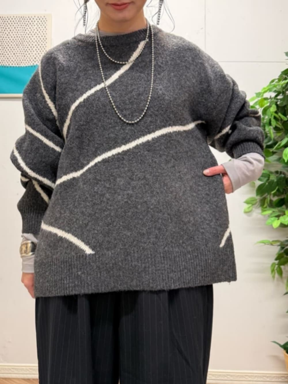 ブラック系のブルゾン、グレー系のTシャツ/カットソー、ブラック系のブーツを着用したレディースの冬コーディネートの7枚目の写真