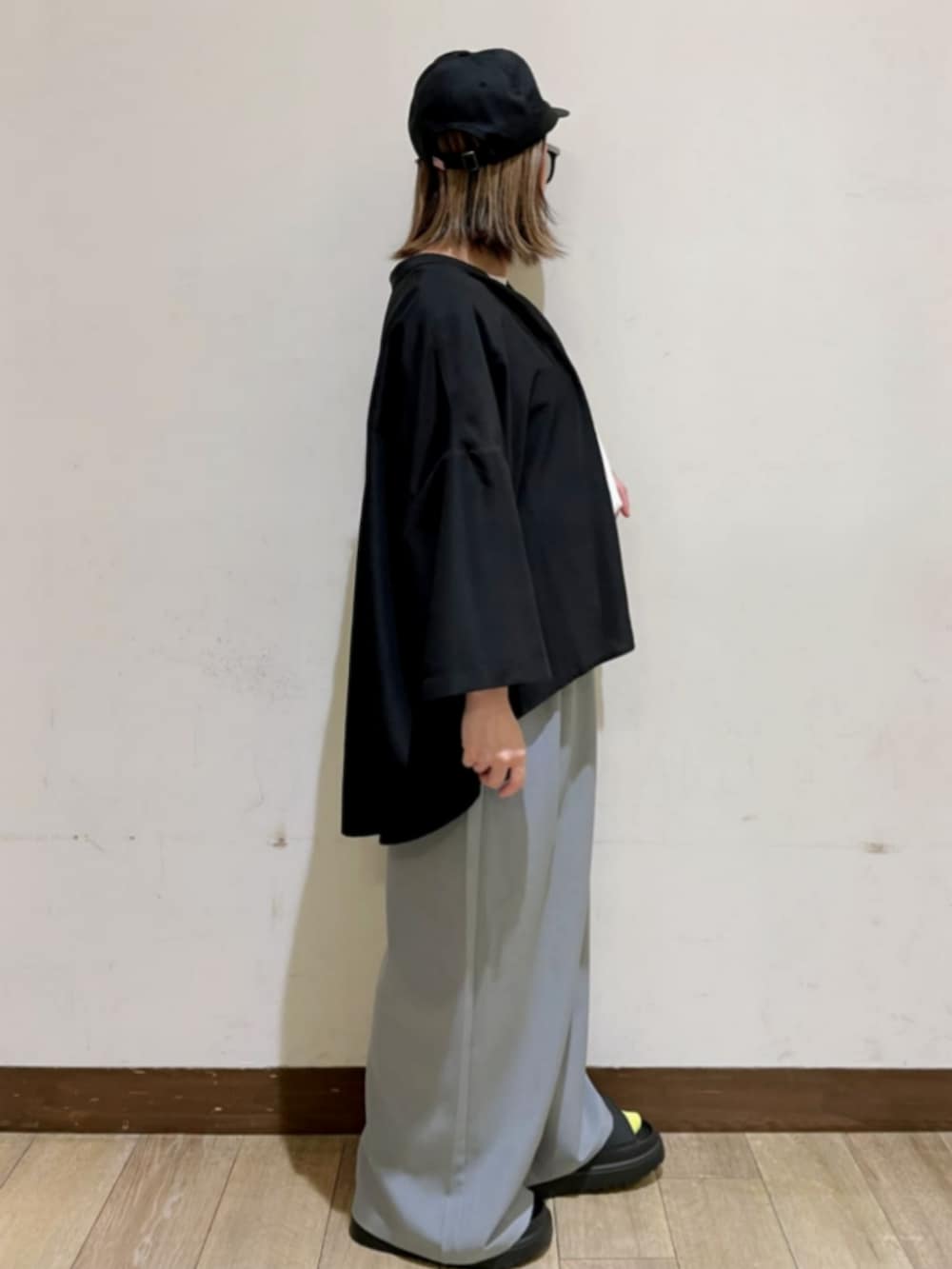 ブラック系のサンダル、ブラック系のシャツ/ブラウス、ホワイト系のTシャツ/カットソーを着用したレディースの夏コーディネートの6枚目の写真