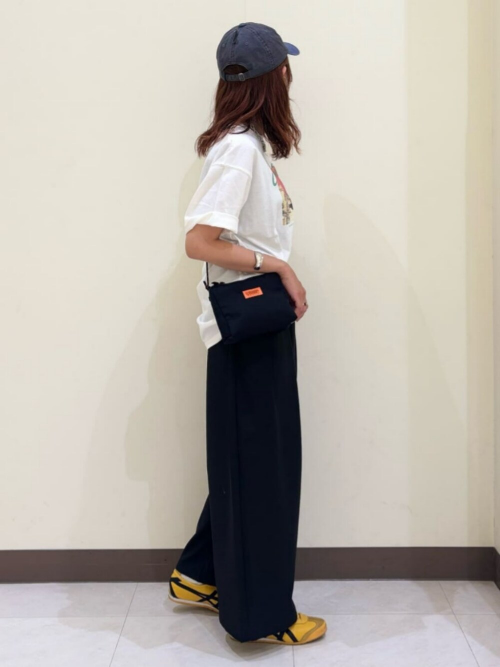 ブラック系のその他パンツ、その他のTシャツ/カットソー、グレー系のキャップを着用したレディースの夏コーディネートの2枚目の写真