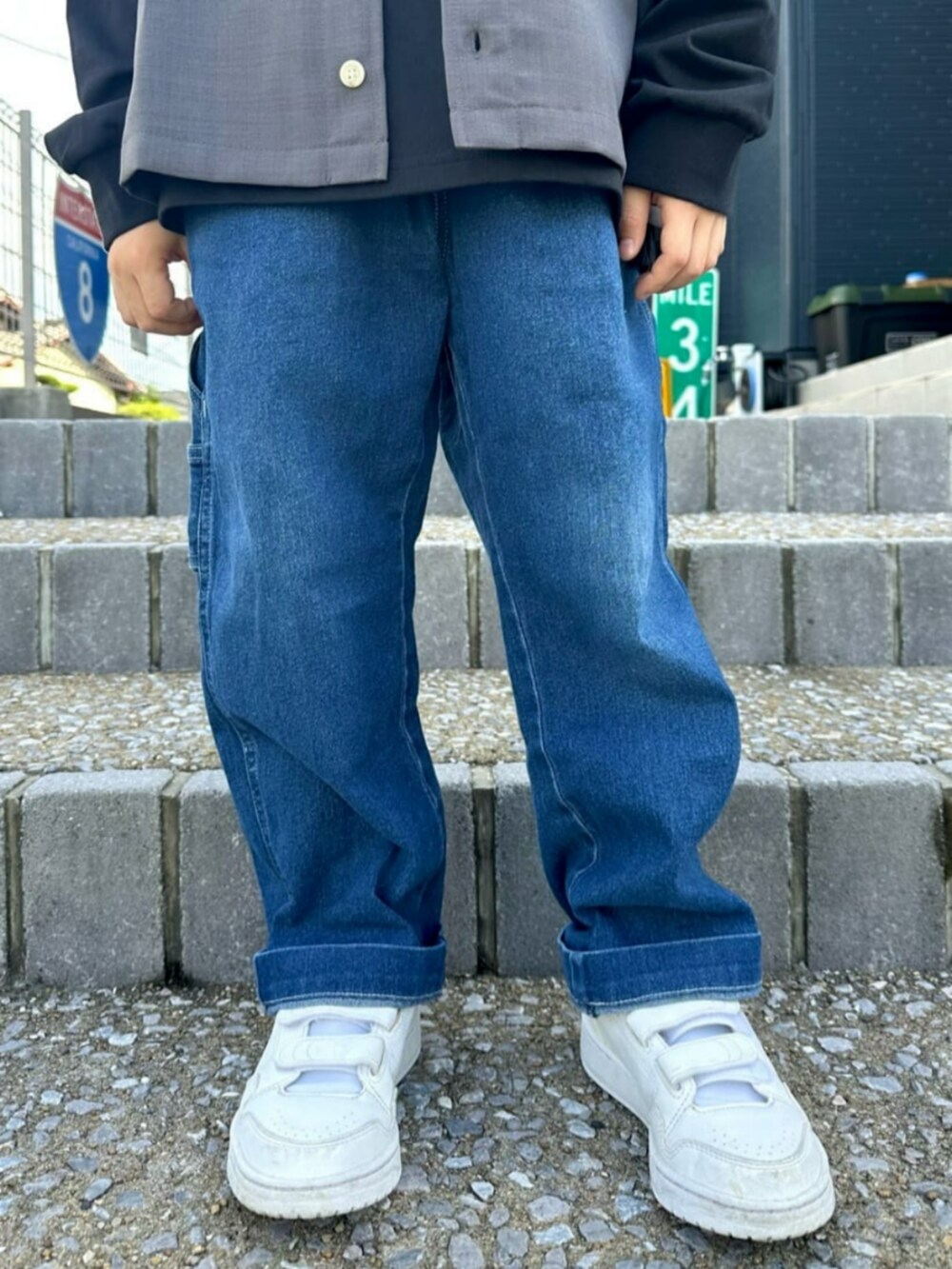 ブラック系のTシャツ/カットソー、グレー系のシャツ/ブラウスを着用したキッズの秋コーディネートの8枚目の写真