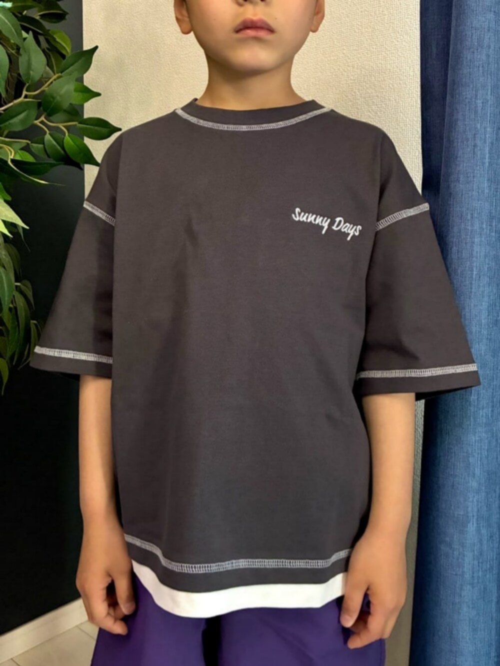 ブラック系のパーカー、ブラック系のTシャツ/カットソー、パープル系のその他パンツを着用したキッズの春コーディネートの6枚目の写真