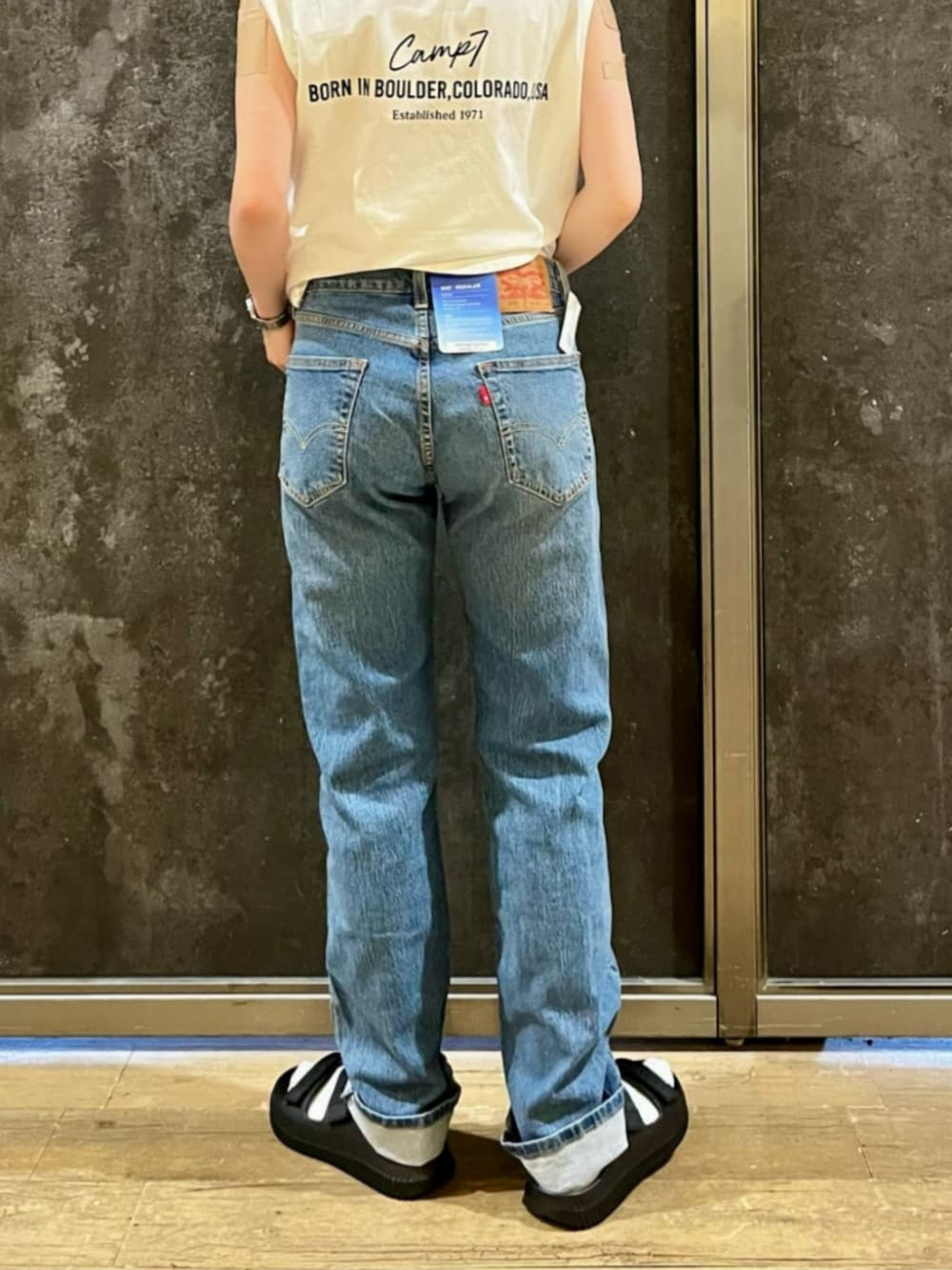 ブラック系のTシャツ/カットソー、ホワイト系のタンクトップ、ブルー系のデニムパンツを着用したレディースの夏コーディネートの9枚目の写真