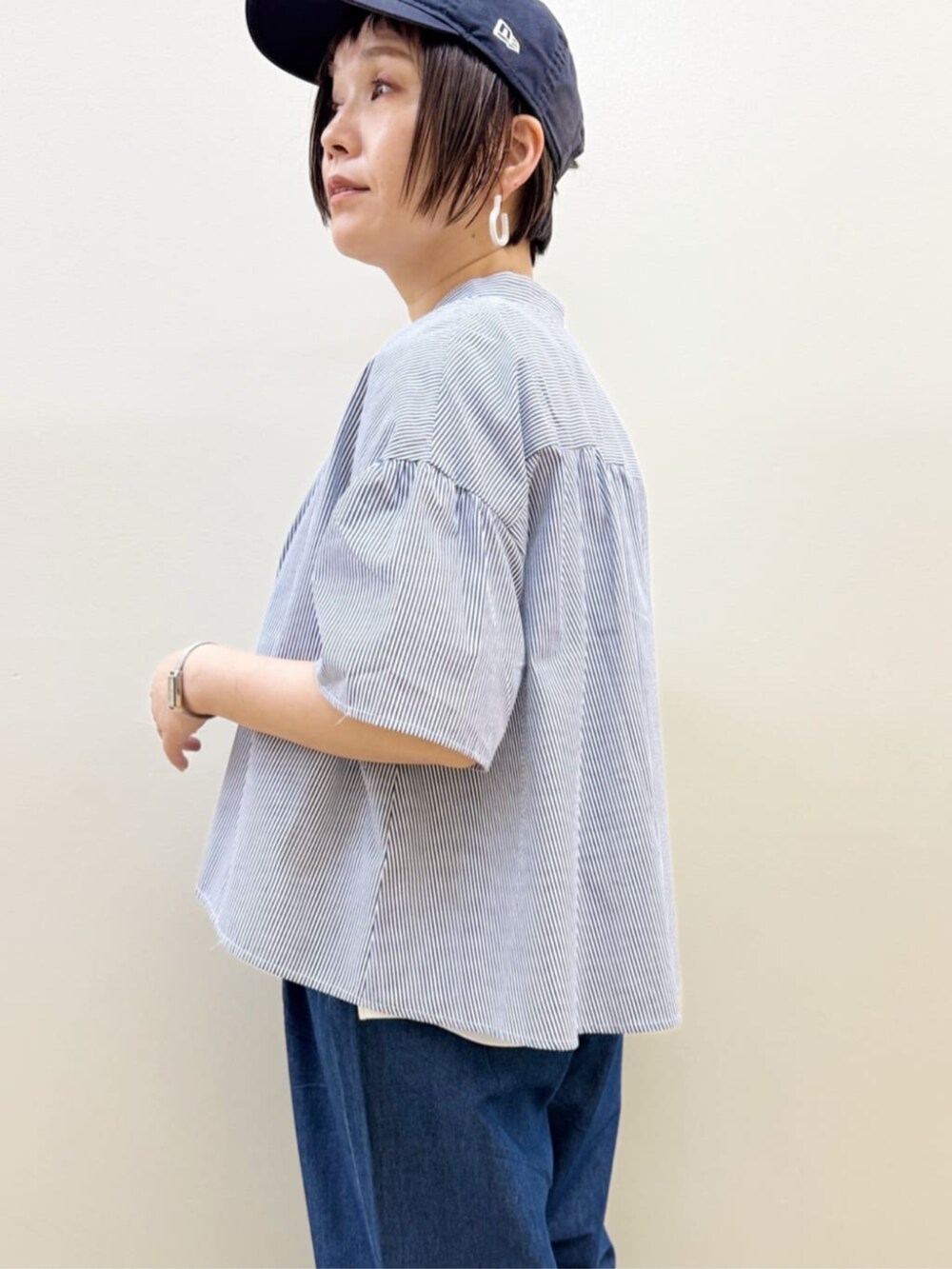 ブルー系のその他パンツ、ブラック系のトートバッグ、ホワイト系のTシャツ/カットソーを着用したレディースの夏コーディネートの2枚目の写真