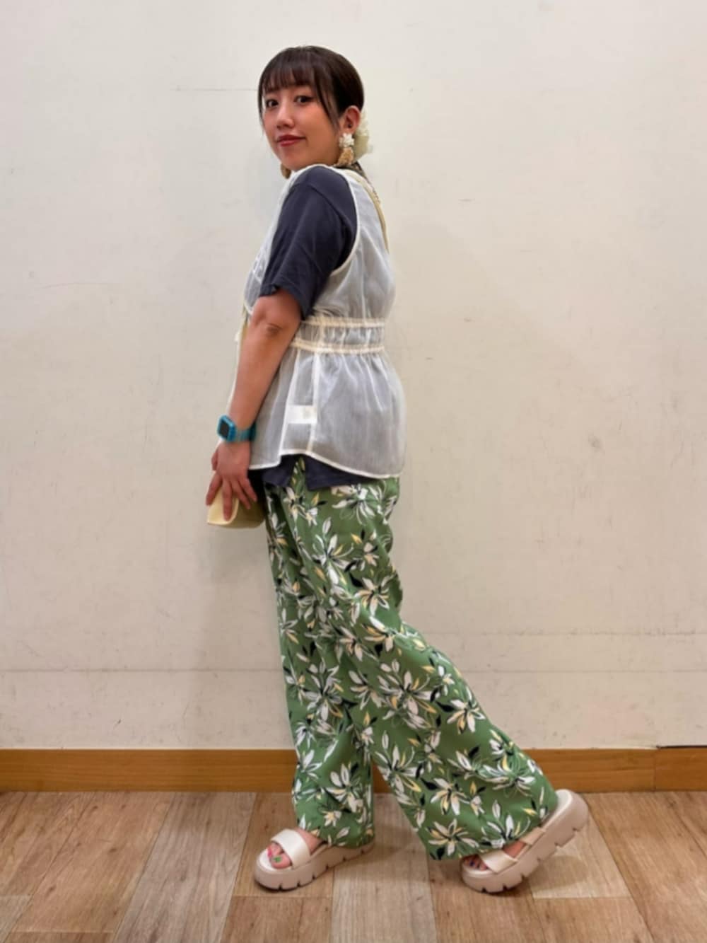 「ゆったり、ゆったりコーデ、着痩せ・細見え、羽織り、低身長コーデ、低身長、夏コーデ、カラーパンツ、総柄、総柄パンツ、Tシャツ、プリントT」｜「HONEYSUCKLE ROSEの【HONEYSUCKLE ROSE】ロゴプリントＴ（Tシャツ/カットソー、グレー系）」を使った、Rightonさん（レディース・152cm）の夏コーディネートの3枚目の写真