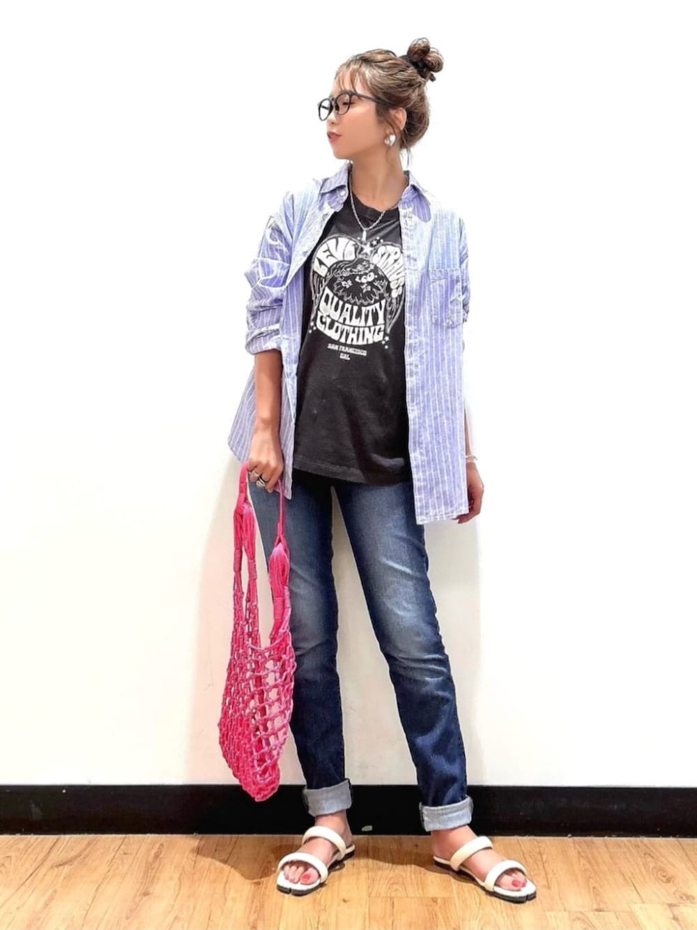 ブラック系のTシャツ/カットソー、ブルー系のシャツ/ブラウス、ブルー系のデニムパンツを着用したレディースの夏コーディネートの3枚目の写真