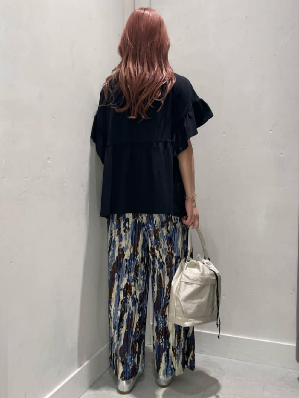 「夏コーデ、ワイドパンツ、半袖、バッグ、ミニバッグ、リラックス、リラックススタイル、カジュアルコーデ、楽チンコーデ、HONEYSUCKLE ROSE、ママコーデ」｜「Right-onの【HONEYSUCKLE ROSE】接触冷感フリルＴシャツ（その他トップス、ブラック系）」を使った、Rightonさん（レディース・164cm）の夏コーディネートの3枚目の写真