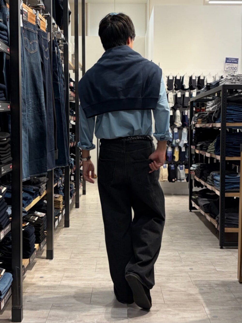 ブルー系のデニムパンツ、ブルー系のシャツ/ブラウス、ブラック系のその他を着用したメンズの春コーディネートの4枚目の写真