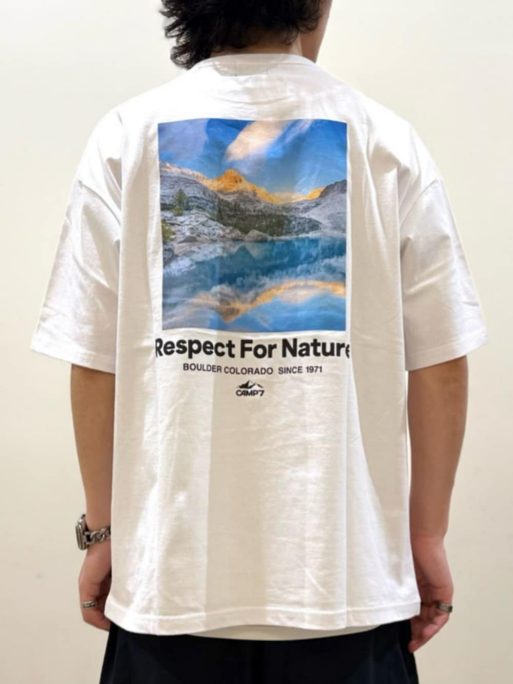 ブルー系のトートバッグ、ホワイト系のTシャツ/カットソー、ブラック系のカーゴパンツを着用したレディースの夏コーディネートの5枚目の写真