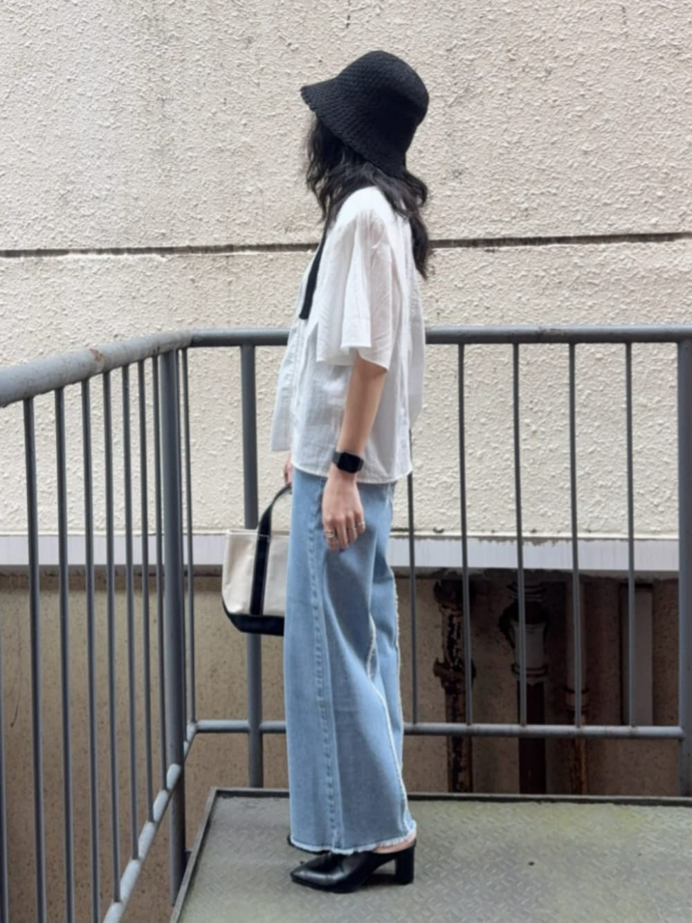 「夏コーデ、夏、ジーンズ、デニムパンツ、デニム、ワイドパンツ、ワイドデニム、ブラウス、ブラウス×デニム、ミニバッグ、ハット、透け感、カジュアル、SOMETHING、HONEYSUCKLE ROSE」｜「SOMETHINGの【SOMETHING】「LISA」フリンジワイド（デニムパンツ、ブルー系）」を使った、Rightonさん（骨格ナチュラル・レディース・159cm）の夏コーディネートの2枚目の写真