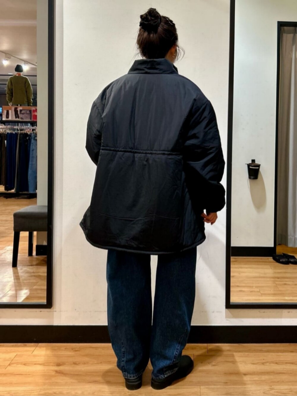 グレー系のカーディガン/ボレロ、ピンク系のスウェット、ブルー系のデニムパンツを着用したレディースの冬コーディネートの6枚目の写真