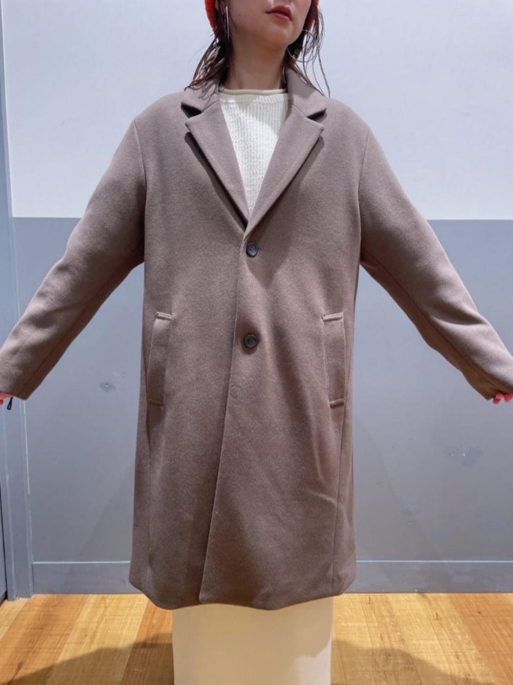 ホワイト系のTシャツ/カットソー、ベージュ系のショルダーバッグ、ブラック系のブーツを着用したレディースの冬コーディネートの8枚目の写真