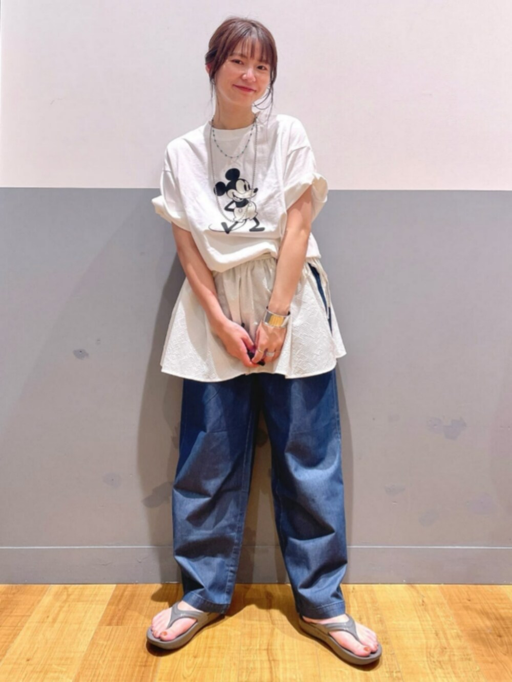 ホワイト系のその他トップス、ブルー系のその他パンツ、ホワイト系のTシャツ/カットソーを着用したレディースの夏コーディネートの2枚目の写真