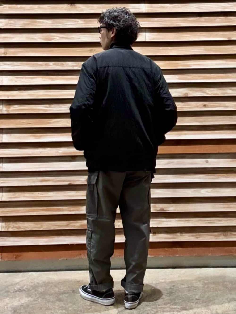 ホワイト系のTシャツ/カットソー、ブラック系のブルゾン、ブラック系のスウェットを着用したメンズの冬コーディネートの3枚目の写真