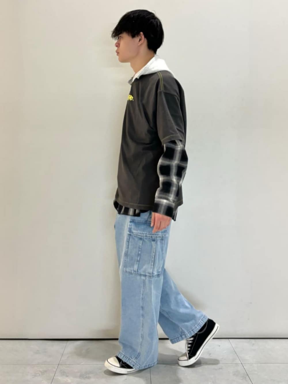 ブルー系のデニムパンツ、ブラック系のシャツ/ブラウス、グレー系のTシャツ/カットソーを着用したメンズの春コーディネートの3枚目の写真
