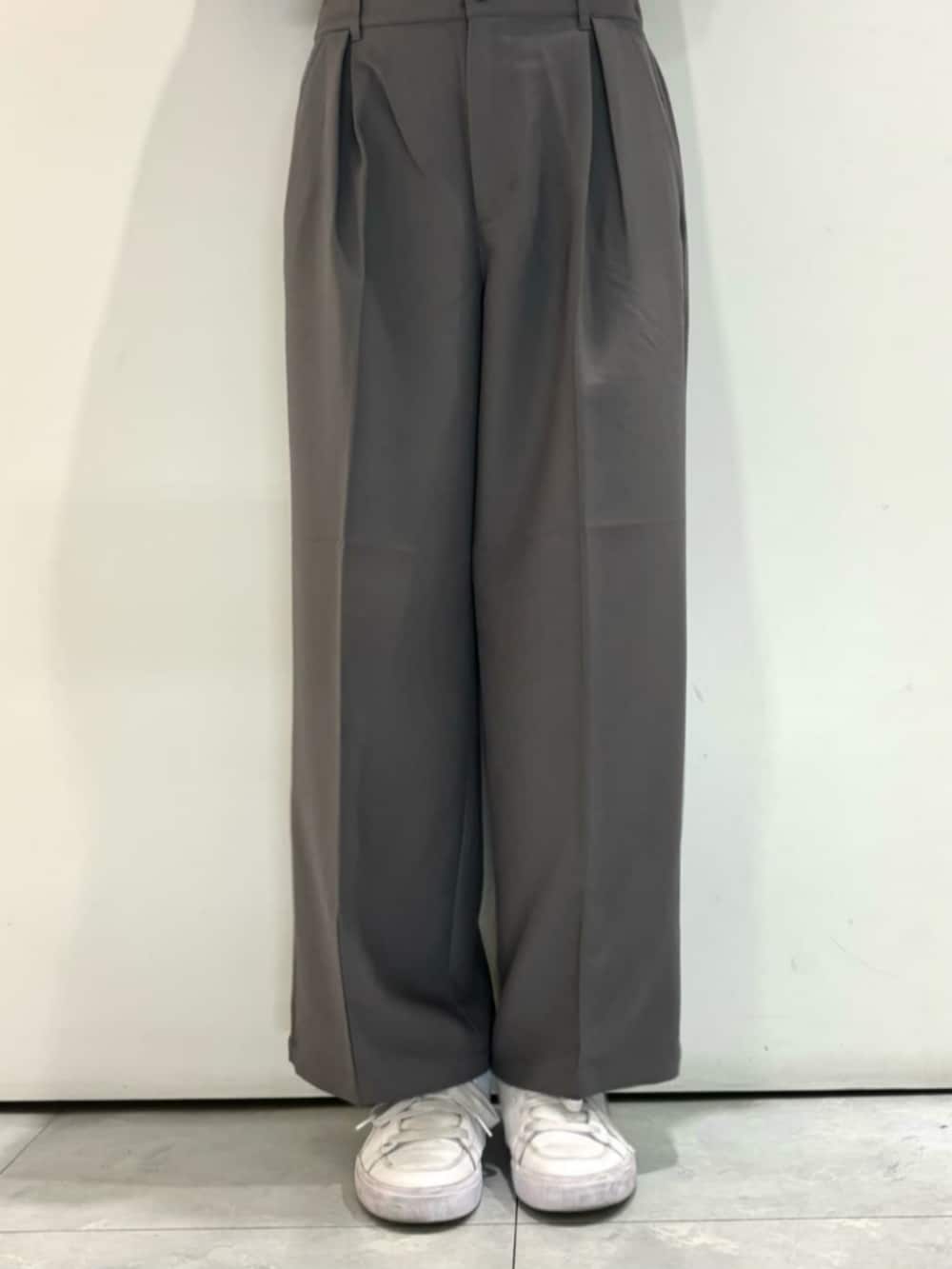 ブラック系のショルダーバッグ、グレー系のその他パンツ、ホワイト系のTシャツ/カットソーを着用したメンズの冬コーディネートの9枚目の写真