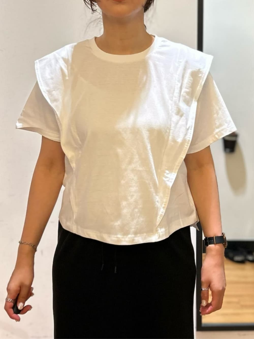 「夏コーデ、スカート、Tシャツ、ゆったり、楽チンコーデ、高身長女子、骨格ウェーブ、30代コーデ、40代コーデ、ママコーデ、おしりが隠れる、体型カバー」｜「Right-onの【HONEYSUCKLE ROSE】リブタイトスカート（スカート、ブラック系）」を使った、Rightonさん（骨格ウェーブ・レディース・166cm）の夏コーディネートの8枚目の写真
