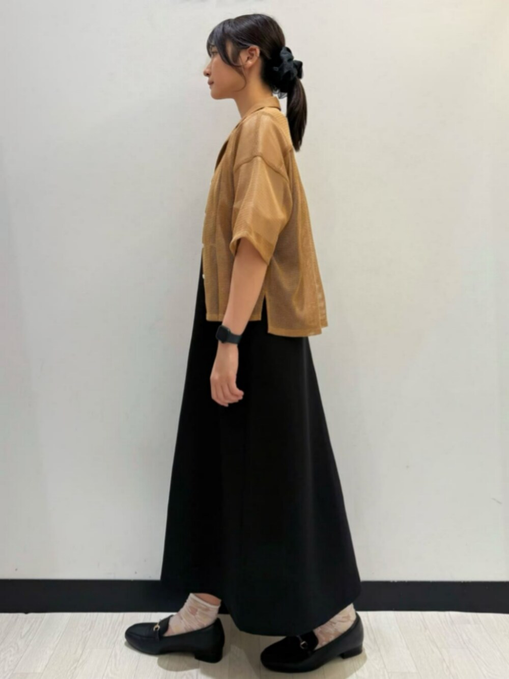 ブラウン系のシャツ/ブラウス、ホワイト系のTシャツ/カットソー、ブラック系のシャツワンピースを着用したレディースの夏コーディネートの2枚目の写真