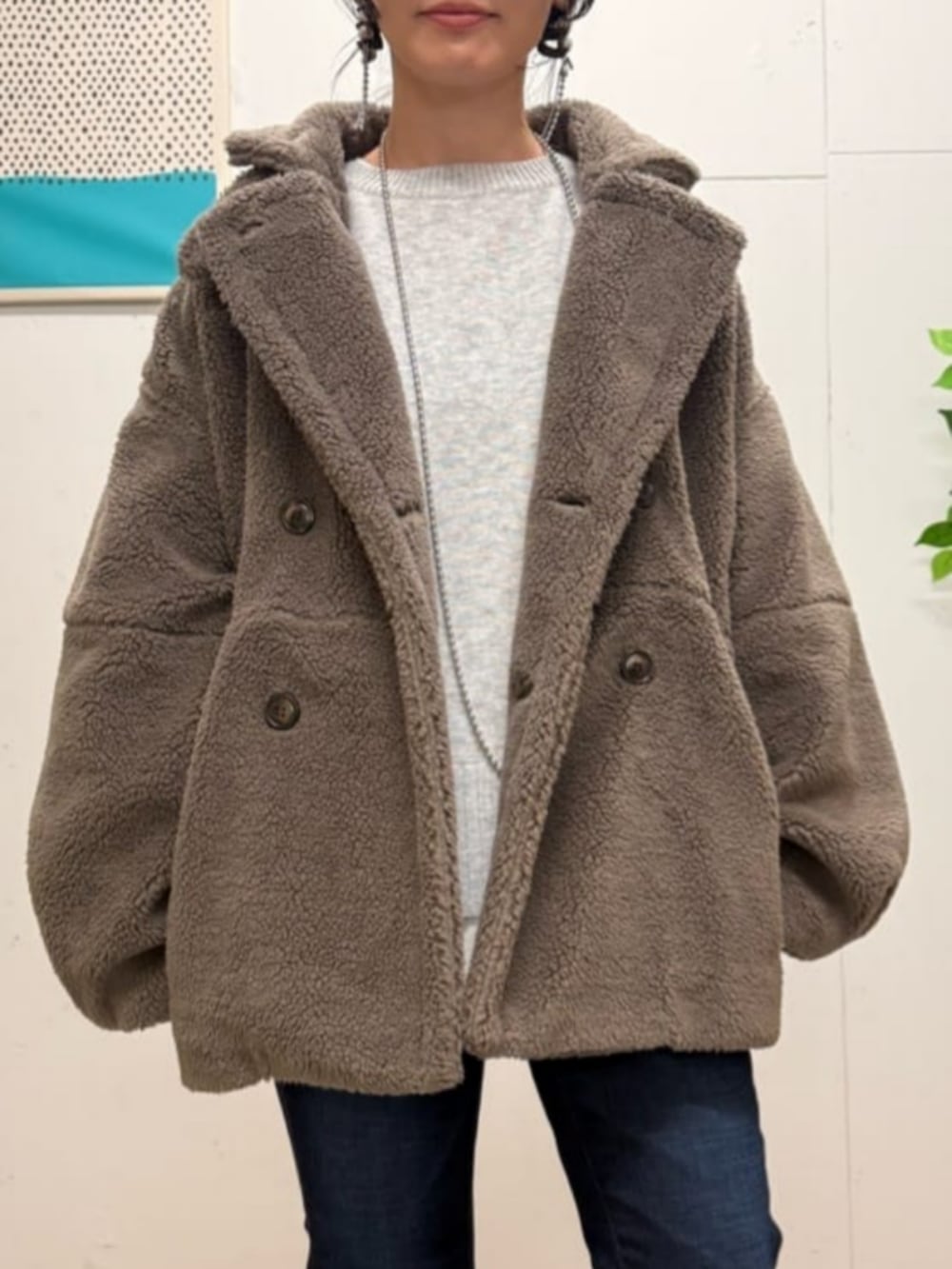 ホワイト系のTシャツ/カットソー、ブルー系のデニムパンツ、ブラウン系のその他アウターを着用したレディースの冬コーディネートの4枚目の写真