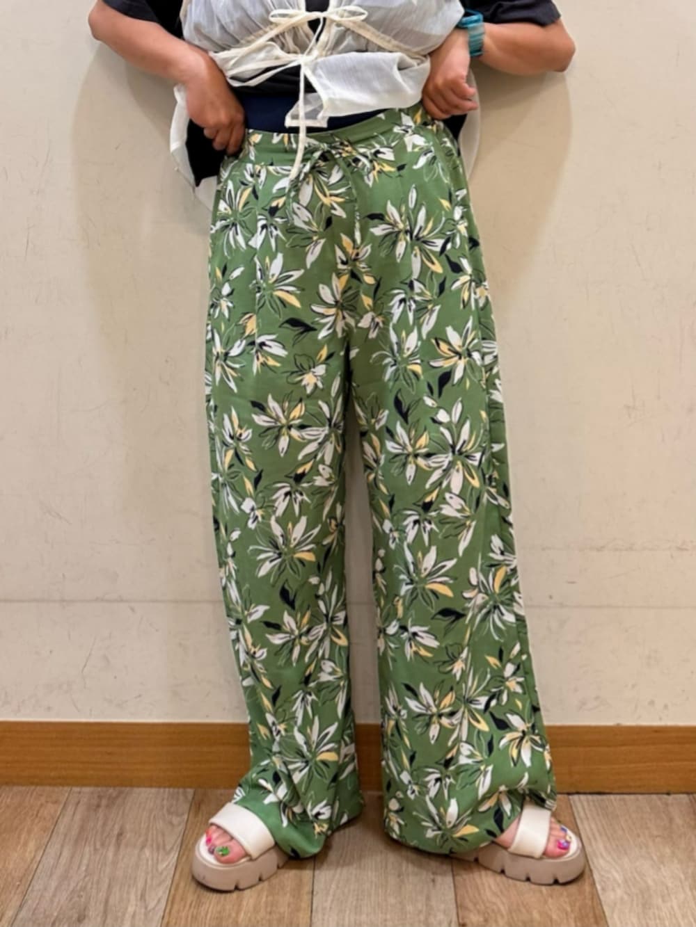 「ゆったり、ゆったりコーデ、着痩せ・細見え、羽織り、低身長コーデ、低身長、夏コーデ、カラーパンツ、総柄、総柄パンツ、Tシャツ、プリントT」｜「HONEYSUCKLE ROSEの【HONEYSUCKLE ROSE】ロゴプリントＴ（Tシャツ/カットソー、グレー系）」を使った、Rightonさん（レディース・152cm）の夏コーディネートの9枚目の写真