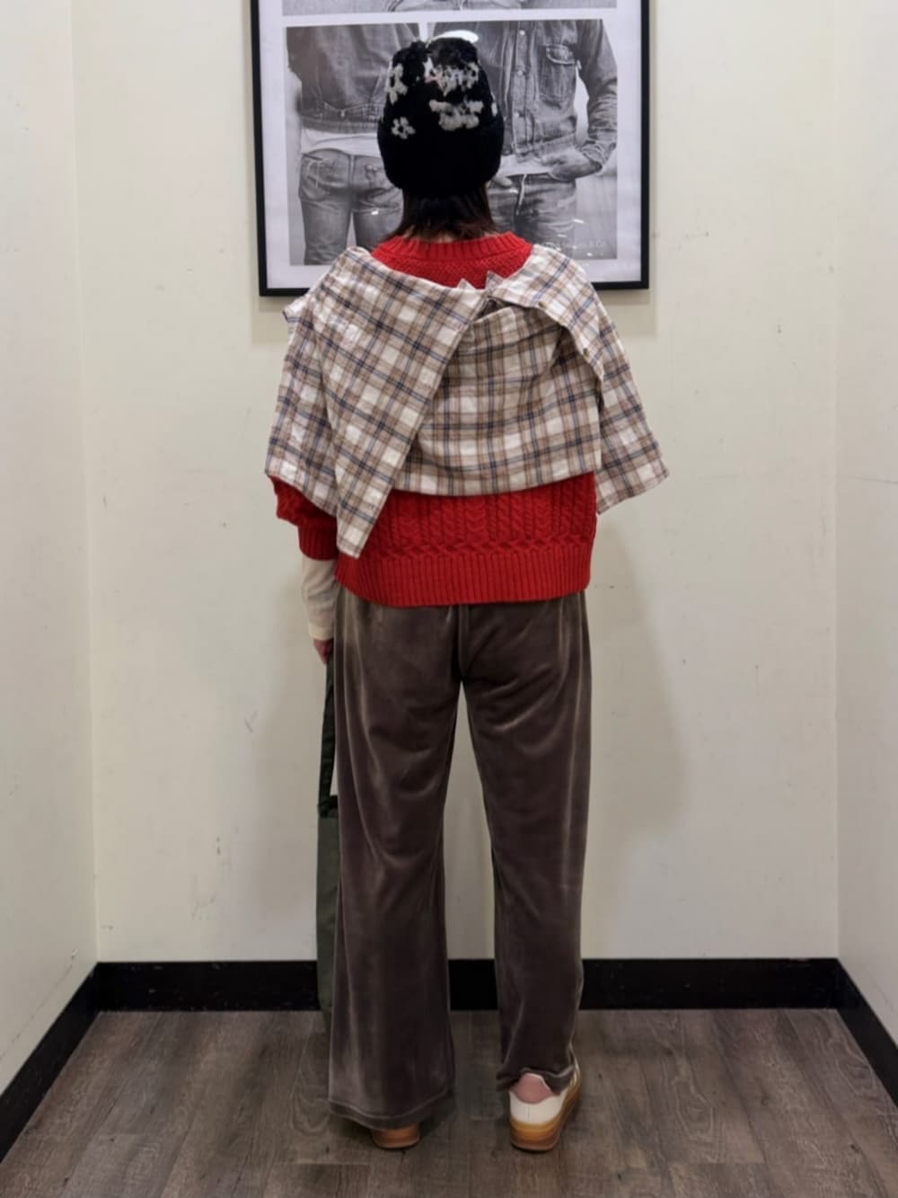 ホワイト系のTシャツ/カットソー、レッド系のニット/セーター、ベージュ系のシャツ/ブラウスを着用したレディースの冬コーディネートの3枚目の写真