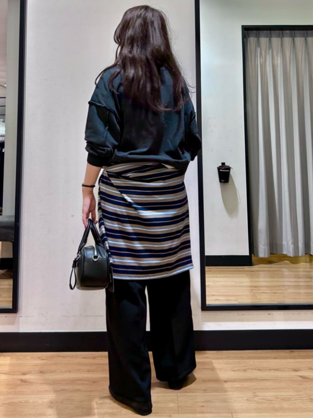 ブラック系のその他パンツ、ブラック系のショルダーバッグ、ブラック系のスウェットを着用したレディースの秋コーディネートの3枚目の写真