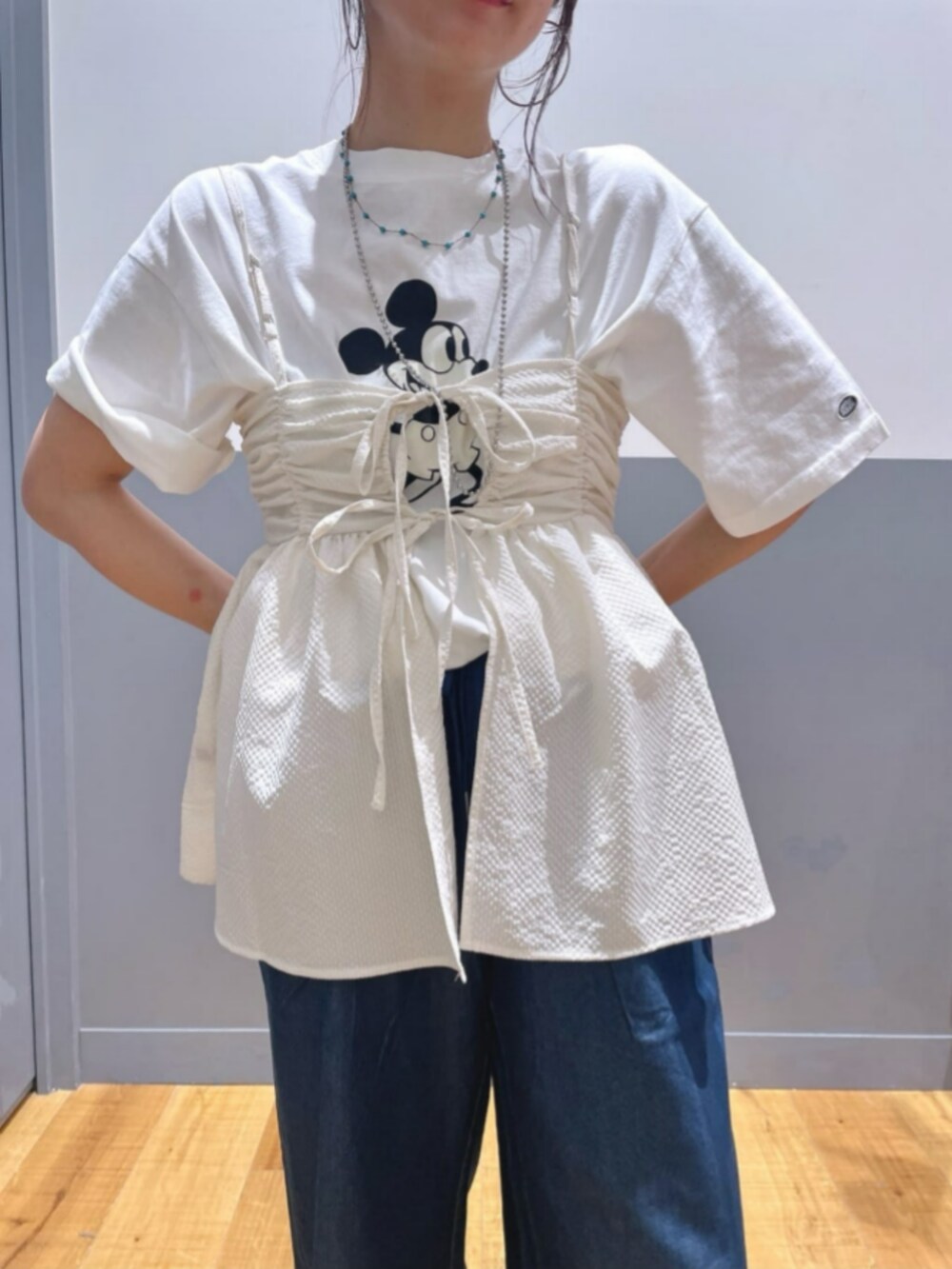 ホワイト系のその他トップス、ブルー系のその他パンツ、ホワイト系のTシャツ/カットソーを着用したレディースの夏コーディネートの7枚目の写真