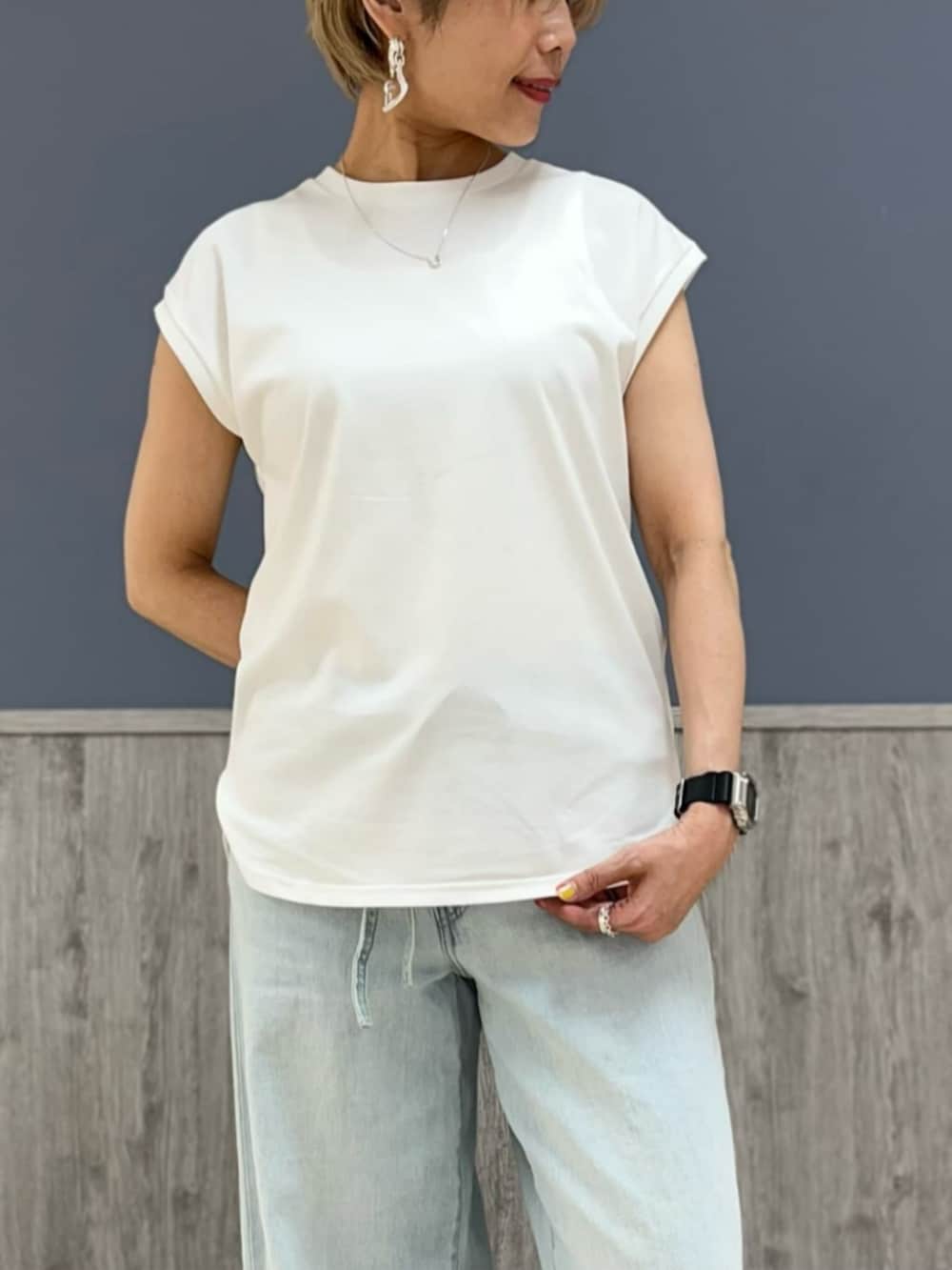 「夏コーデ、ジーンズ、ワイドパンツ、無地T、ブラウス、涼しい、透け感、デニムパンツ、デニム、40代ファッション、お出かけコーデ、Levi's、HONEYSUCKLE ROSE」｜「Right-onの【HONEYSUCKLE ROSE】ＰＵミニショルダー（ショルダーバッグ、シルバー系）」を使った、Rightonさん（レディース・163cm）の夏コーディネートの4枚目の写真