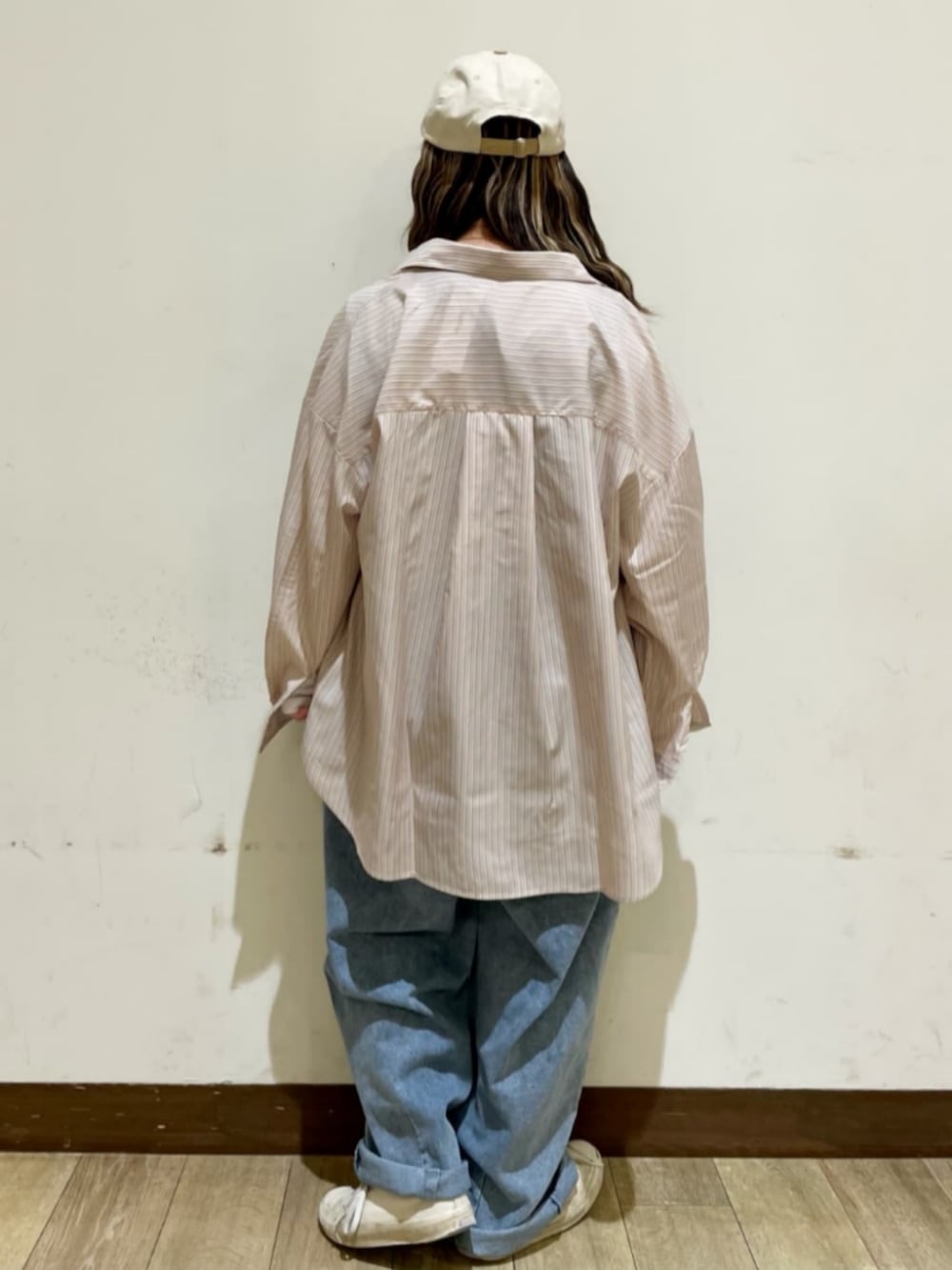 ホワイト系のその他トップス、ブルー系のサロペット/オーバーオール、ホワイト系のシャツ/ブラウスを着用したレディースの春コーディネートの2枚目の写真