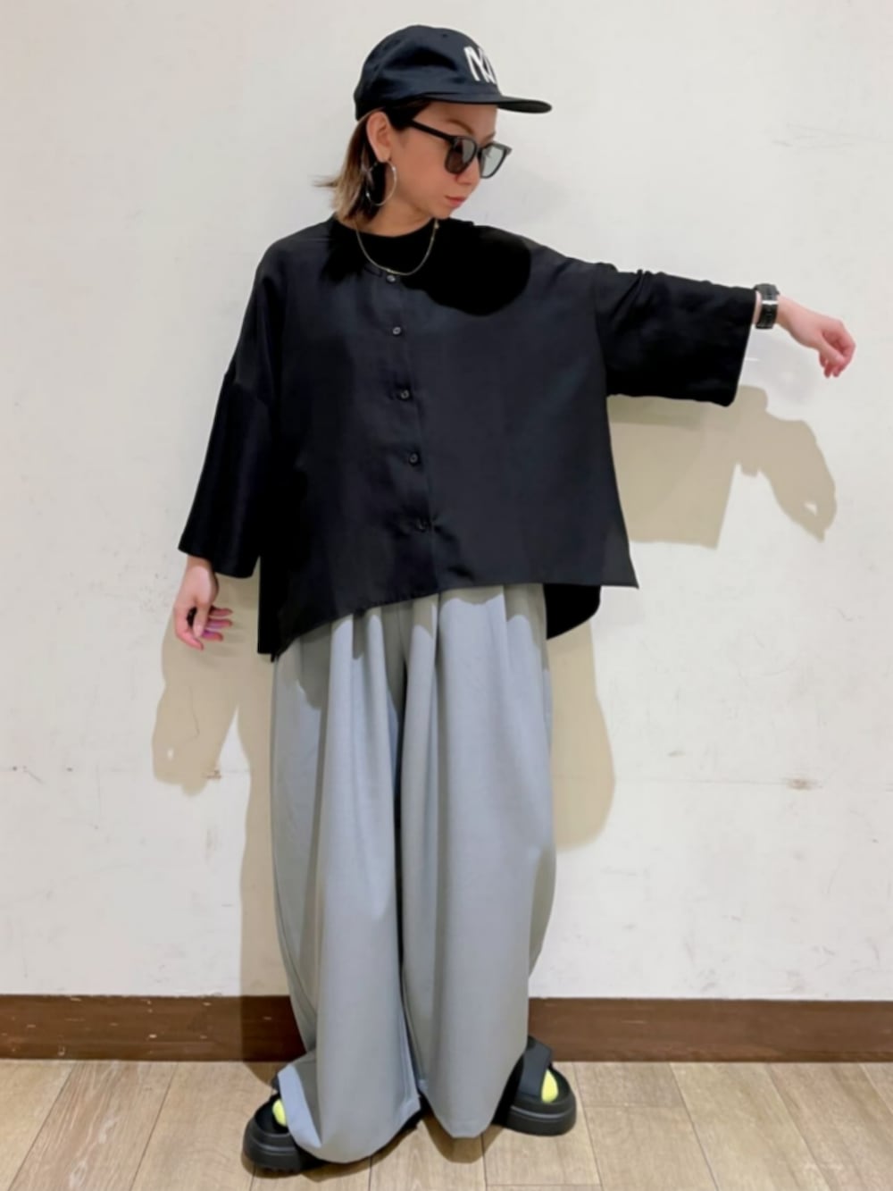 ブラック系のサンダル、ブラック系のシャツ/ブラウス、ホワイト系のTシャツ/カットソーを着用したレディースの夏コーディネートの7枚目の写真