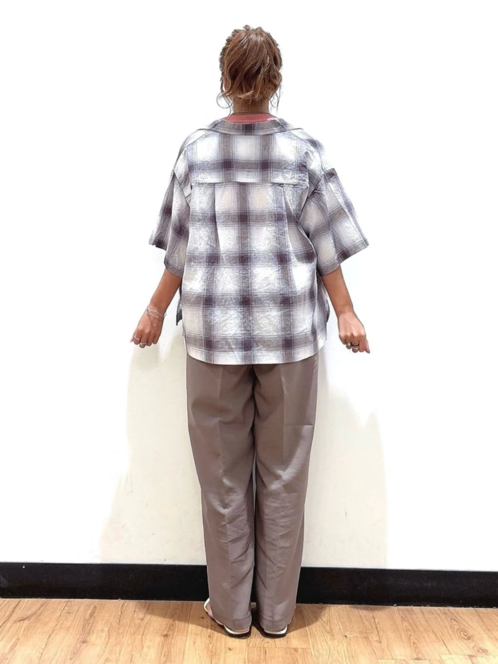 ベージュ系のその他パンツ、ブラック系のショルダーバッグ、レッド系のTシャツ/カットソーを着用したレディースの夏コーディネートの4枚目の写真