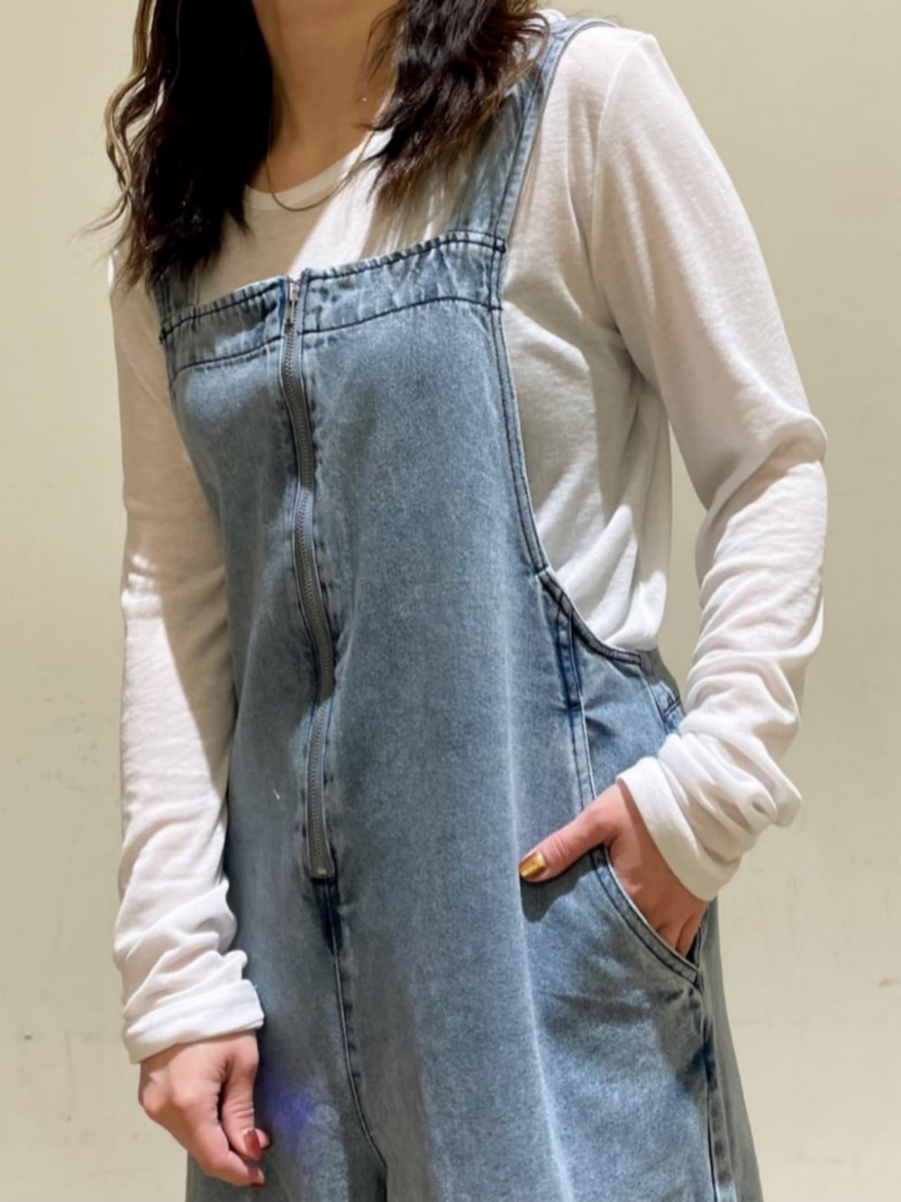 ホワイト系のその他トップス、ブルー系のサロペット/オーバーオール、ホワイト系のシャツ/ブラウスを着用したレディースの春コーディネートの8枚目の写真