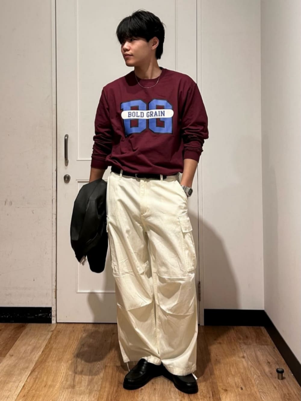 ブラック系のカバーオール、ホワイト系のカーゴパンツ、レッド系のTシャツ/カットソーを着用したメンズの冬コーディネートの6枚目の写真