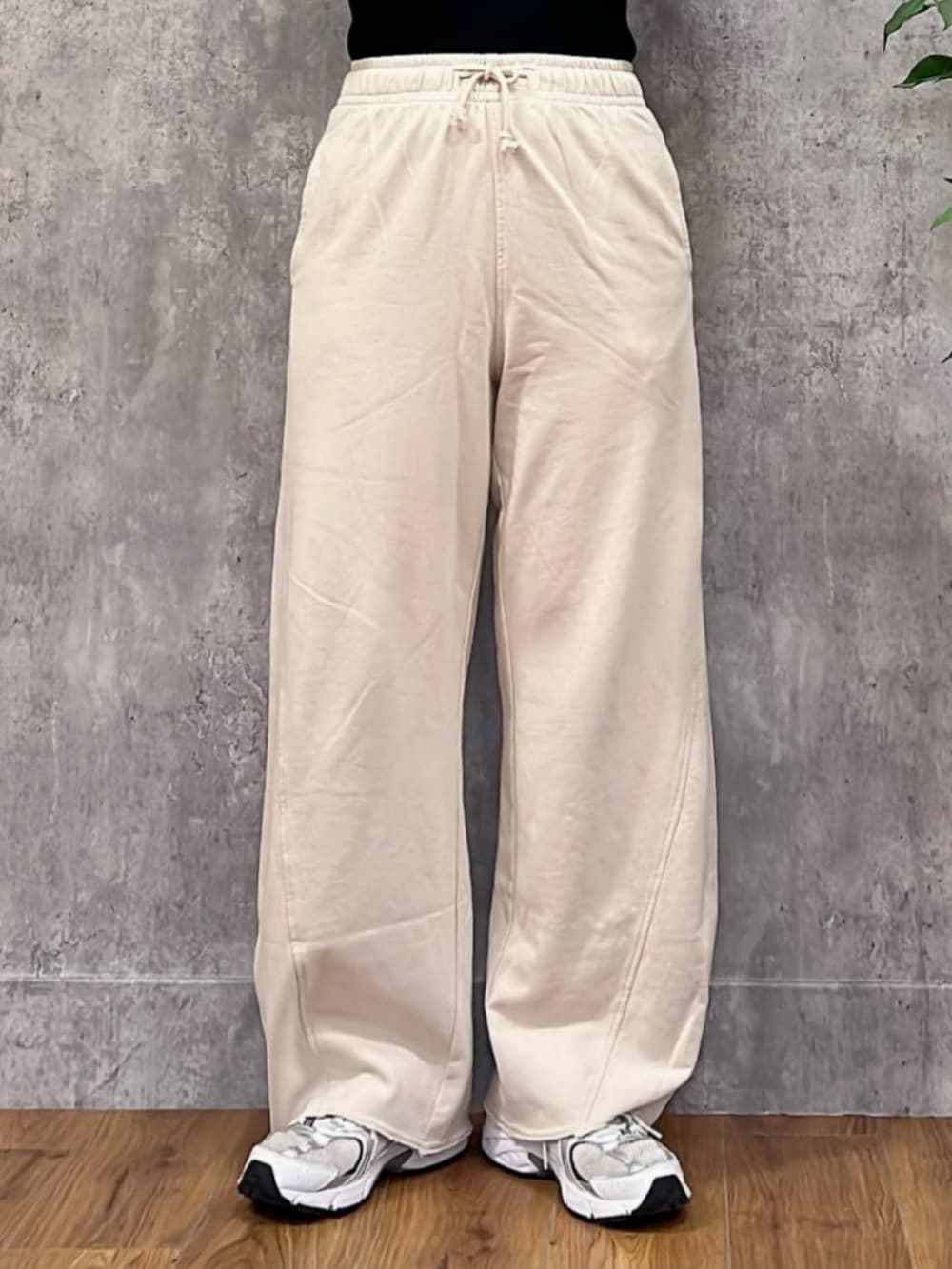 ブラック系のその他トップス、ブラウン系のシャツ/ブラウス、ホワイト系のスウェットパンツを着用したレディースの秋コーディネートの6枚目の写真