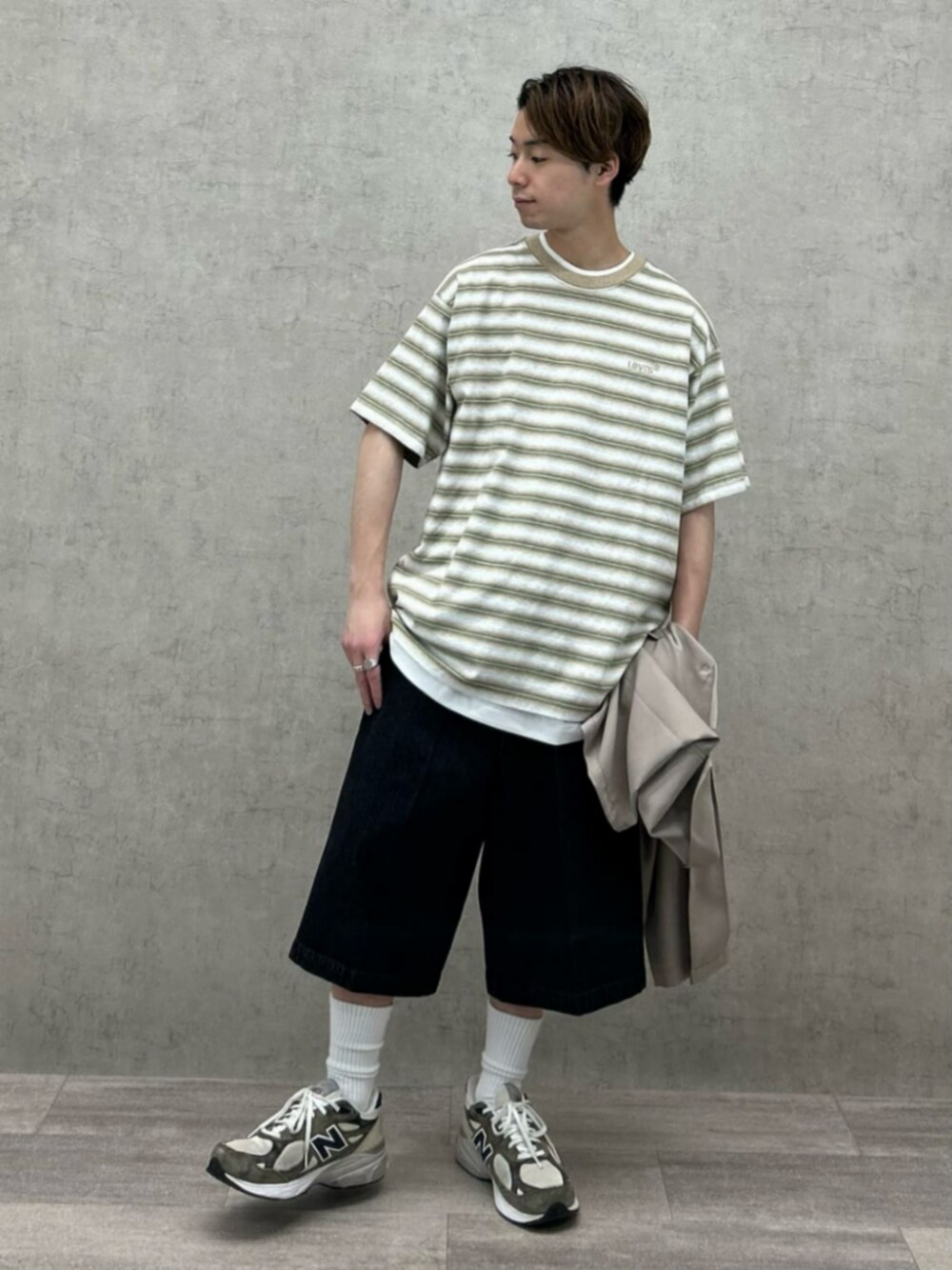 ホワイト系のタンクトップ、レッド系のTシャツ/カットソー、ベージュ系のシャツ/ブラウスを着用したメンズの夏コーディネートの2枚目の写真