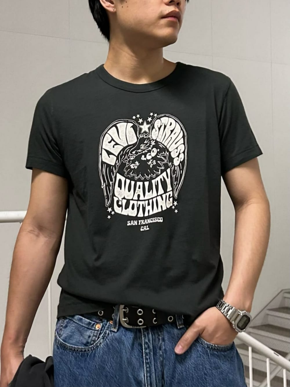 「羽織り、ジーンズ、ビッグシルエット、カジュアル、Tシャツ、プリントT」｜「Levi'sの【Levi's】40mm ASHW ハトメベルト（ベルト、ブラック系）」を使った、Rightonさん（メンズ・175cm）の夏コーディネートの6枚目の写真