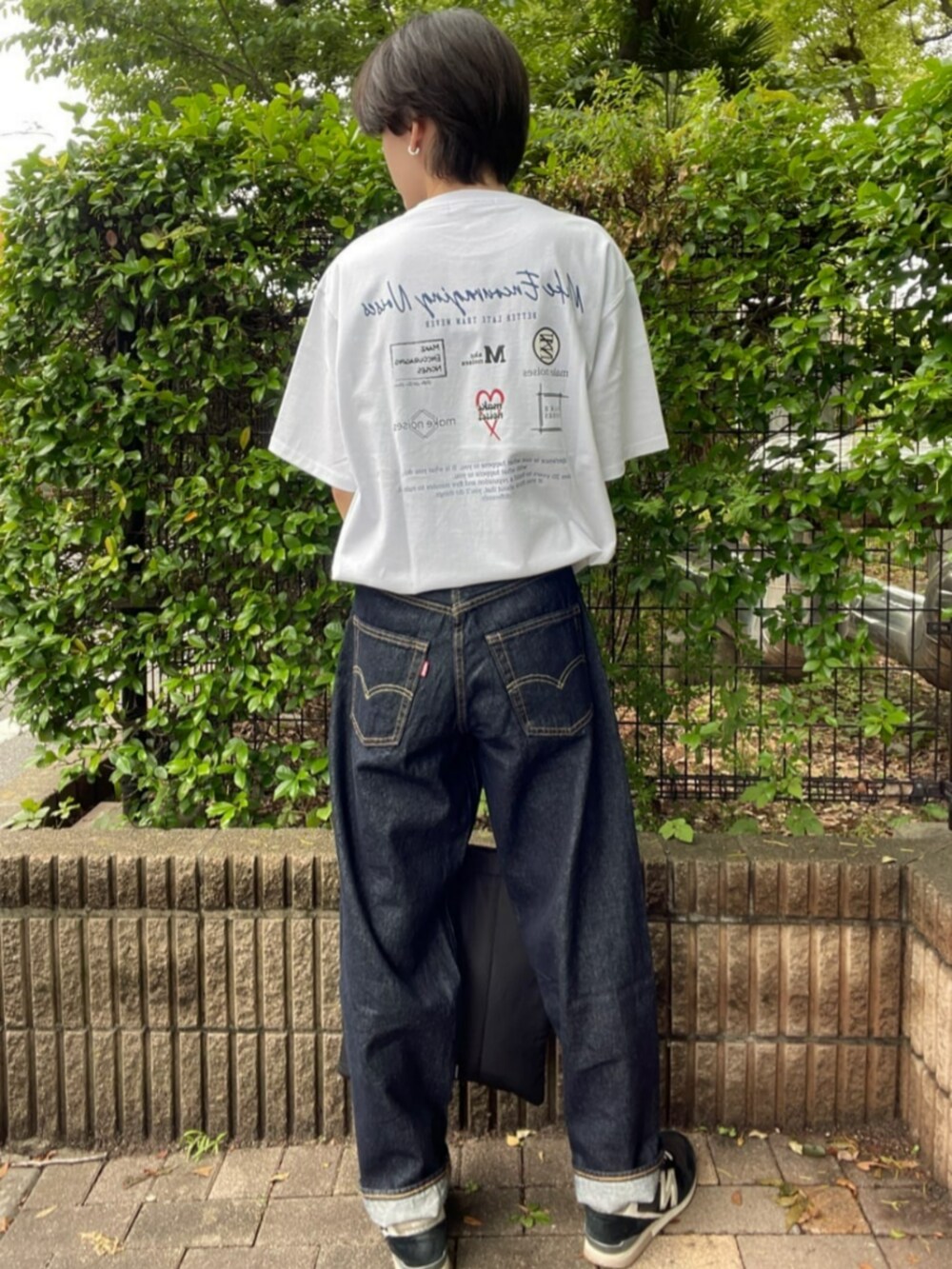 「夏コーデ、ジーンズ、デニム、ワイドパンツ、トートバッグ、メンズファッション、カジュアルコーデ、休日スタイル、ストリート、Levi's」｜「Levi'sの【Levi's】「578」バギー（デニムパンツ、ブルー系）」を使った、Rightonさん（メンズ・173cm）の夏コーディネートの2枚目の写真
