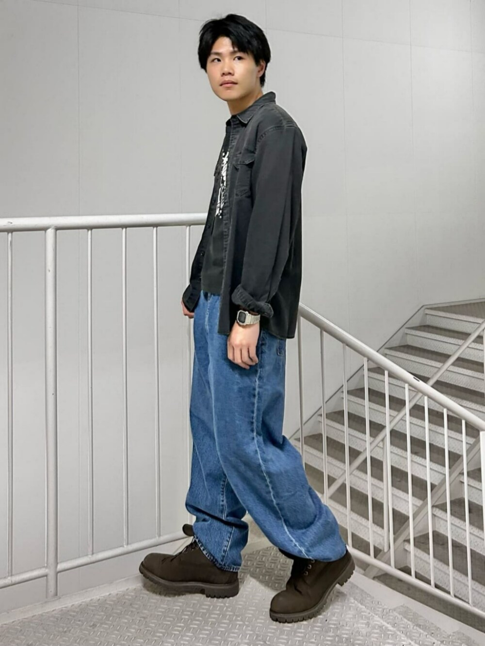 「羽織り、ジーンズ、ビッグシルエット、カジュアル、Tシャツ、プリントT」｜「Levi'sの【Levi's】40mm ASHW ハトメベルト（ベルト、ブラック系）」を使った、Rightonさん（メンズ・175cm）の夏コーディネートの3枚目の写真